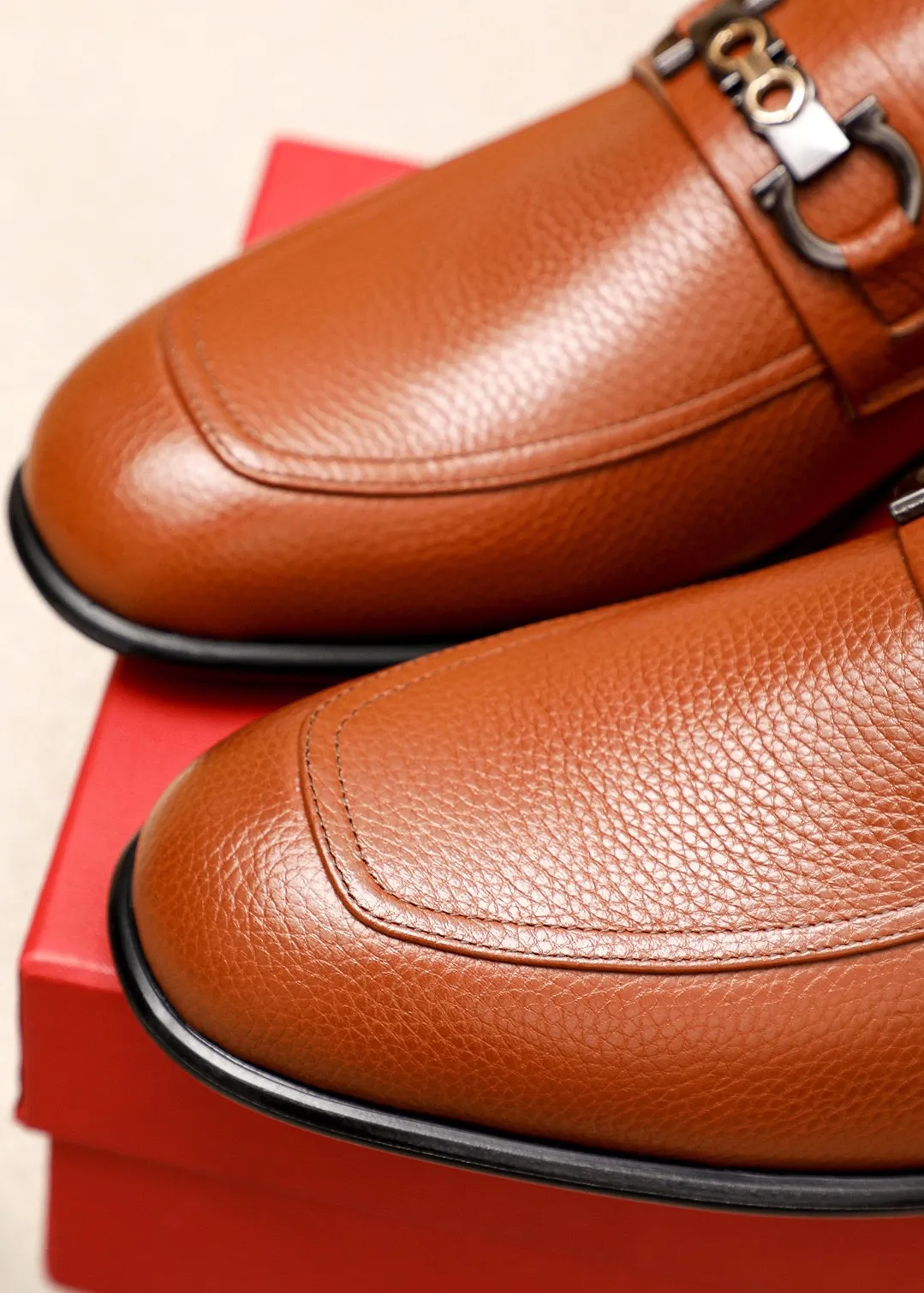 Men's shoes 💰462 💐 Product trademark: Ferragamo "Ferragamo" casual leather shoes Regular size: 38-44 (45.46.47🉑️Customized) Product materials: Selected imported pebbled cowhide upper + classic hardware buckle, imported water-dyed cow leather lining. Strong three-dimensional visual effect, original outsole color: 2 colors available